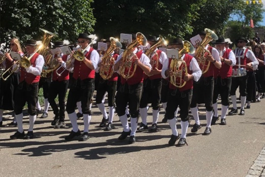 Festumzug auf dem Bezirksmusikfest in Wald