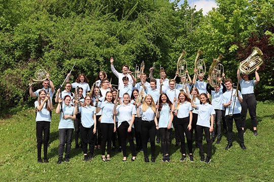 Die Jugendkapelle Wiseli spielt in Wald auf dem Bezirksmusikfest